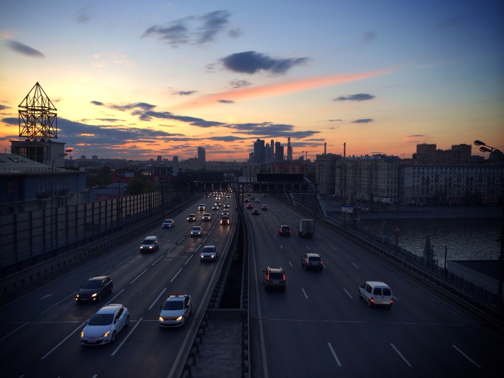 Эстетичная москва. Закат в Москве. Пробка на закате. Дорога Москвы на закате. Улицы Москвы закат.